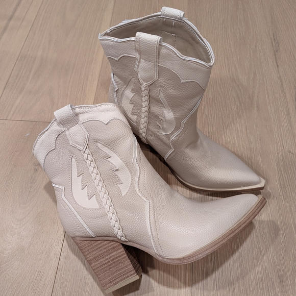 Women's Cream Western Ankle Boots - Picture 3 of 16